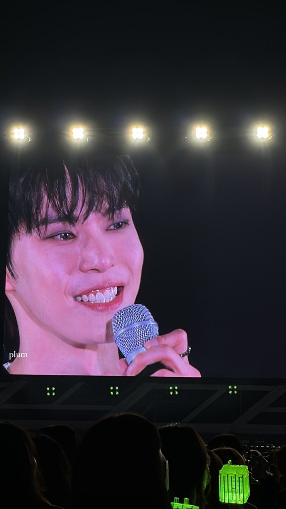 ขอบคุณแกมากจริงๆ ที่ไฝว้กับสต๊าฟ 300 กว่าคนแบบสุดตัวแทนมบ.ทุกคน แกเก่งที่สุดเลยนะ ในสายตาของนสจกับแฟนคลับที่ได้ดูคอนเสิร์ตวันนี้น่ะ โดยองงี่ของพวกเราสุดยอดที่สุดเลยจริงๆ