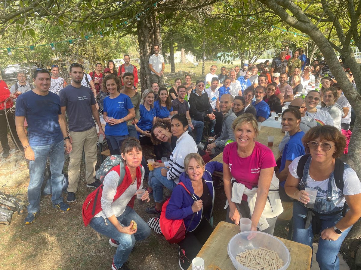 TWAM_FR's tweet photo. Magnifique journée mardi sous le soleil avec l’organisation d’un Team building solidaire pour 94 salariés de notre partenaire Amadeus qui ont relevé les manches pour venir en aide à Adélaïde, une victime de la tempête Alex.
#Volunteerday #teambuildingsolidaire #engagementcitoyen https://t.co/oQ4OcYjwGB
