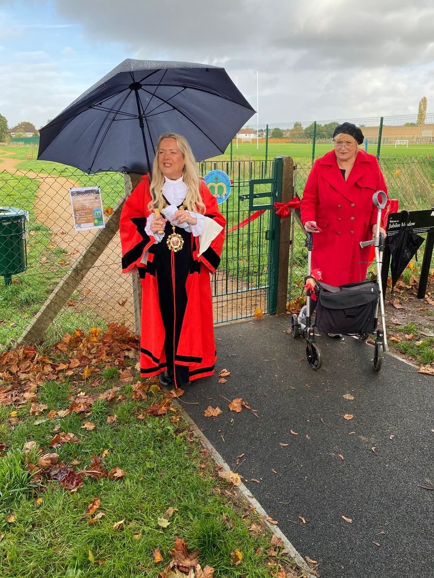 RecFriendsof's tweet image. A Rainy day for the official opening of Jubilee Meadow yesterday.
The first new nature park for decades in Richmond.
Richmond's Mayor Cllr Julia Cambridge and Jan Kilsby from FoHRGE showing how we Brits deal with our weather - Stay Calm and Carry on.