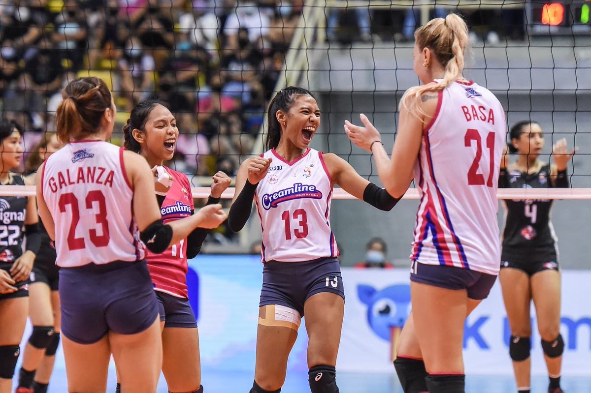 rmAries0322's tweet photo. Shaky defense but managed to recover. Kudos to MG and tots for contributing when Basa rested, ganda ng net defense ni Pangs at Ced on the last 2 sets lalo na nong latter part. Powerful attacks of AV and Basa, and of course Jema doing her Queen things. Congrats Creamline
#PVL2022 https://t.co/Rz7Zu4bToD