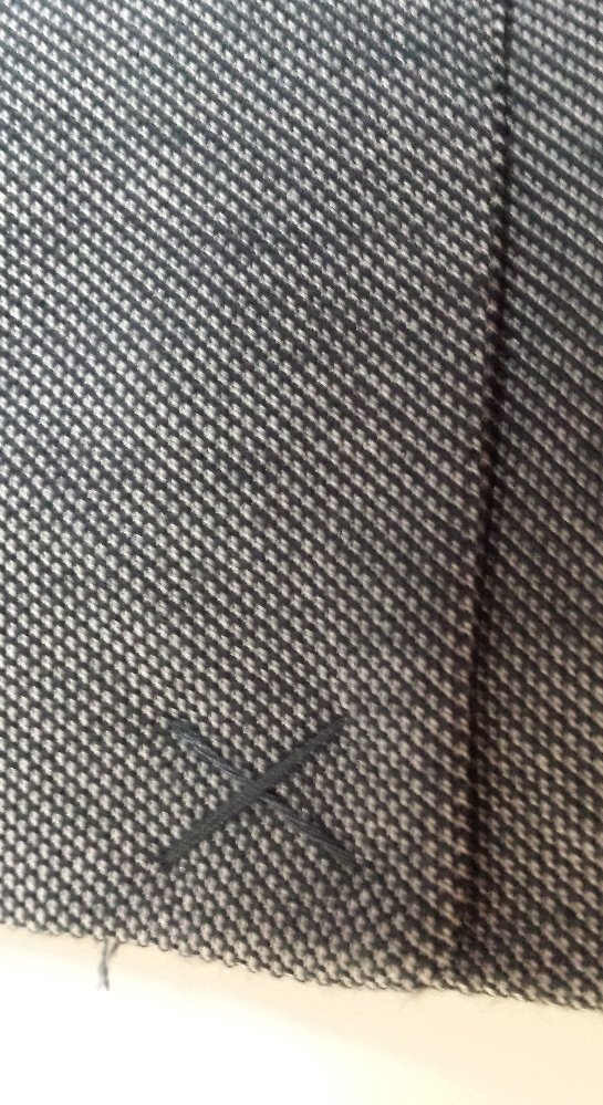 Is het geoorloofd om dit kruisje bij wildvreemden door te knippen? Zo ja dan neem ik voortaan altijd een schaar mee. Zo nee, bemoei je er niet mee