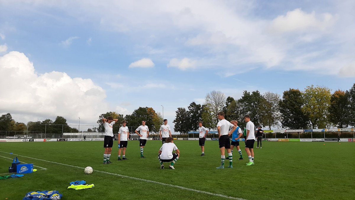 AbDonkerFoto's tweet image. Prima voetbalweer vanmiddag in Tricht @Talpaweer @Talpaweer @weeronline @BuienRadarNL @RVoetbal @VVTricht @koetjong @onwukaa @mrmiddendorp @weermanreinier