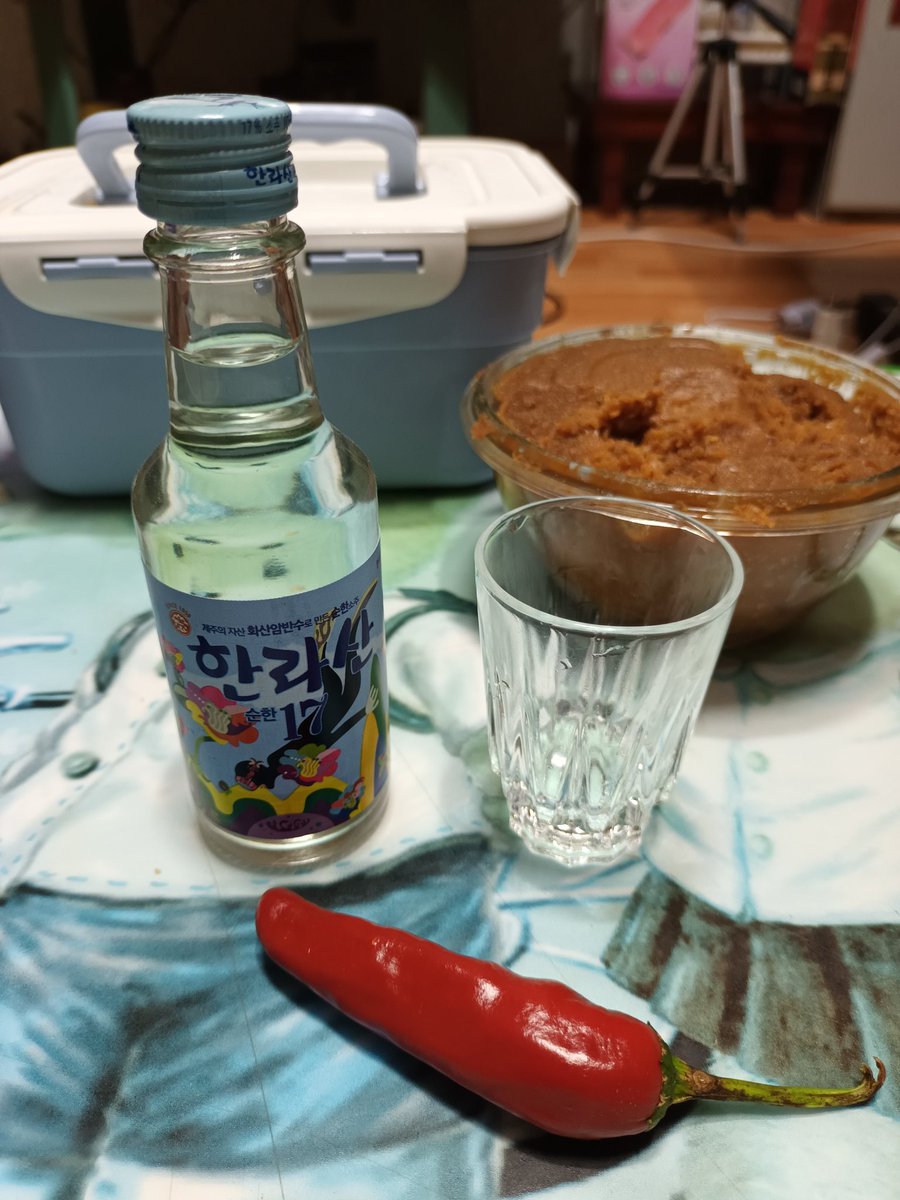 pass21kr's tweet photo. 야간 업무를 끝내고 소주한잔 합니다 ㅎ https://t.co/kSQTw9voTM