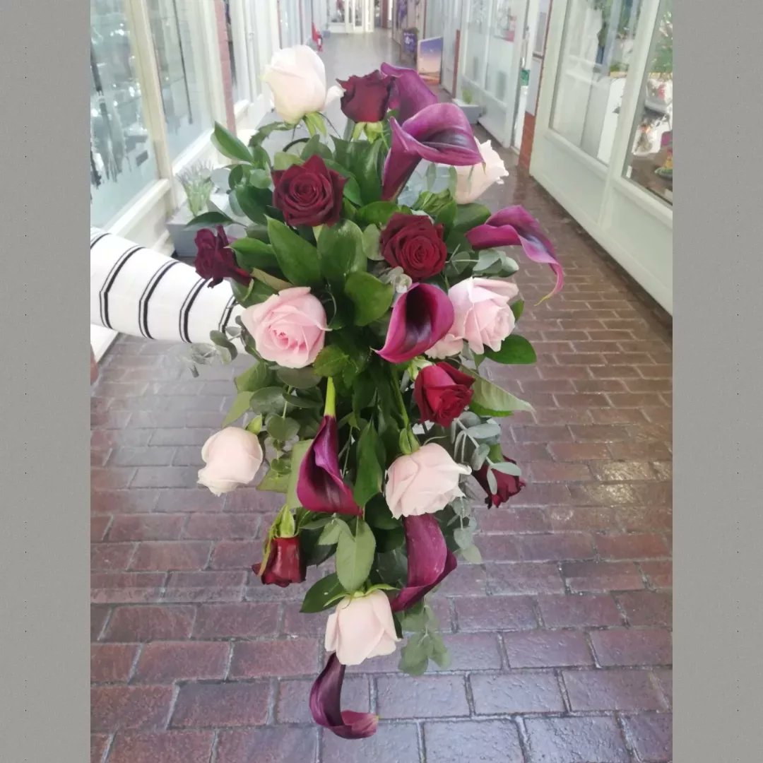 Gorgeous Calla lily, Black Baccara and sweet Avalanche Rose wedding. #weddingflowers #bridalflowers #Roses #callalily #eastbourneflorist #eventsdecor #weddingday #showerbouquet