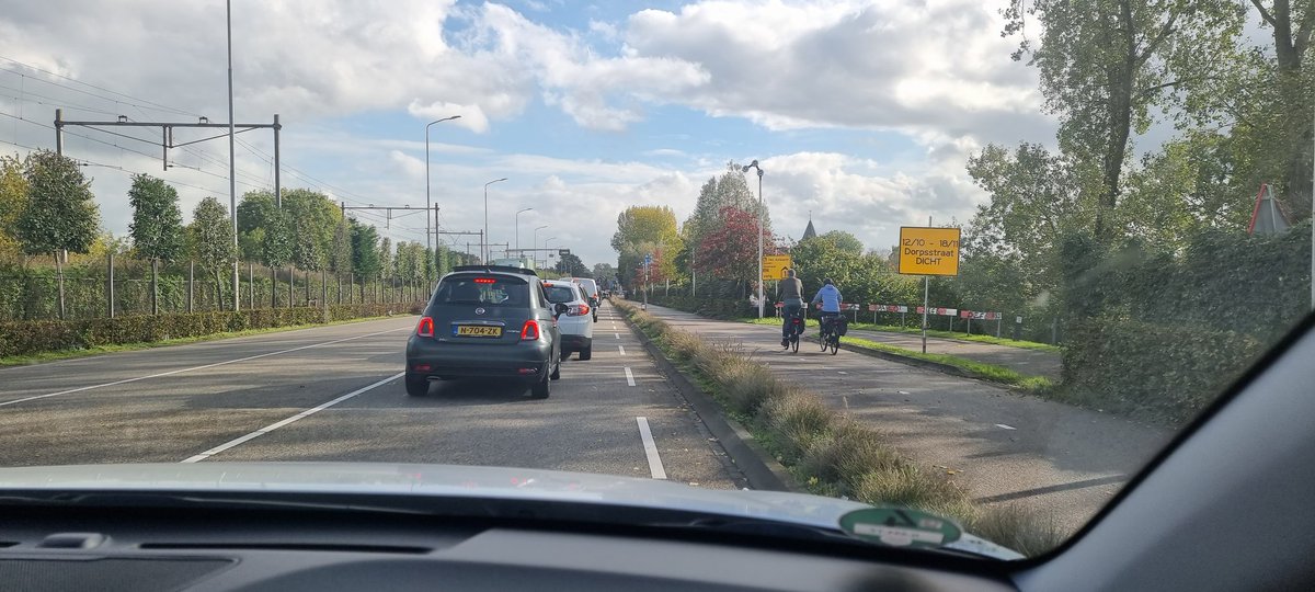 Jeff026's tweet photo. Hoe komen we nog in in ons dorp @Westervoort . Stoplicht staat 15 seconden op groen! Blijft dit tot half november zo? https://t.co/h54IUJCVcR