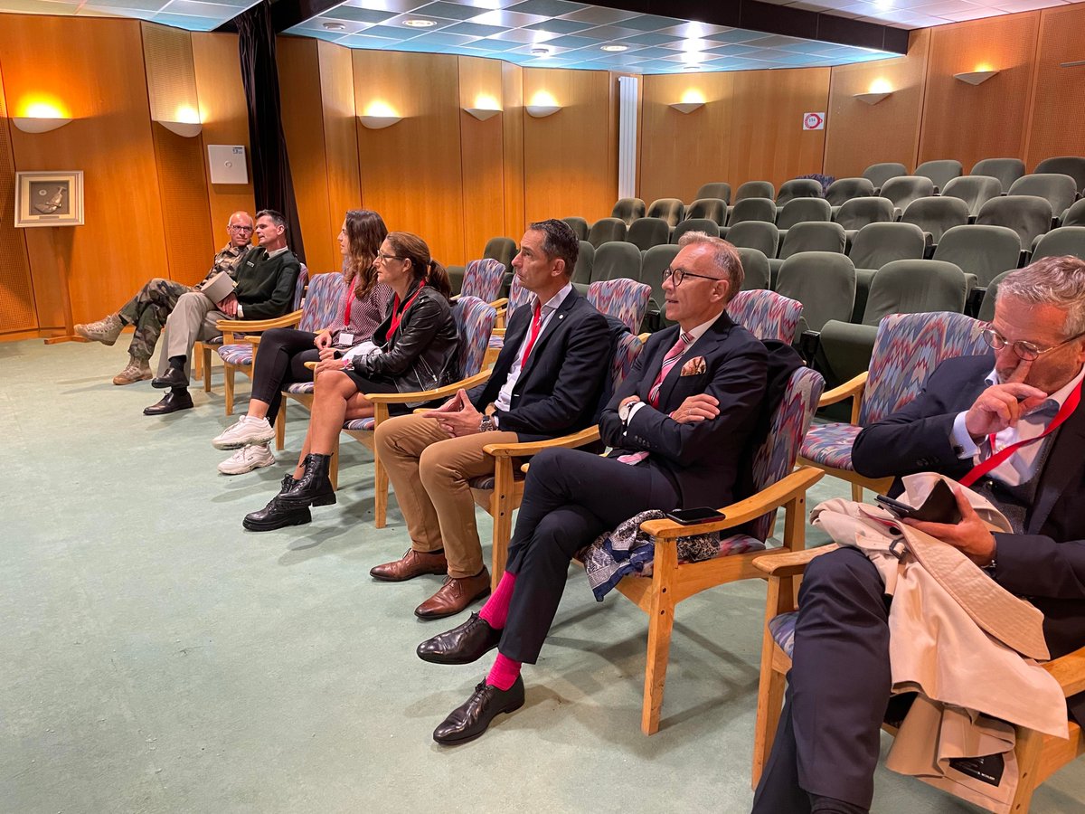 Jeudi 20 octobre, le @CLD_MEDEF du <a href="/MedefPDL/">Mouvement des Entreprises de France #Paysdelaloire</a> a eu l'honneur et le privilège de visiter, en nocturne, les Ecoles Militaires de Saumur <a href="/EMS__49/">Écoles Militaires De Saumur</a> 🙏 info-militaire.fr/index.php/regi… Ns avons tant à apprendre à croiser monde économique et monde des armées #ProMilès 
📸⤵️flickr.com/photos/1846249…