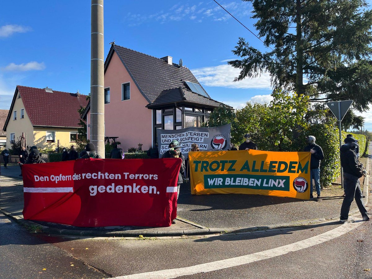 WirsindalleLinx's tweet photo. Unsere 2. Station der Antifa-Kaffeefahrt: #Staupitz. Hier befindet sich eine Location für einschlägige Konzerte der rechten Szene im Umland #le2210. Bands, die hier auftreten tragen Namen wie Blitzkrieg, Überzeugungstäter oder im Falle einer slowak. Band früher "Judenmord". https://t.co/fytOprjwkr