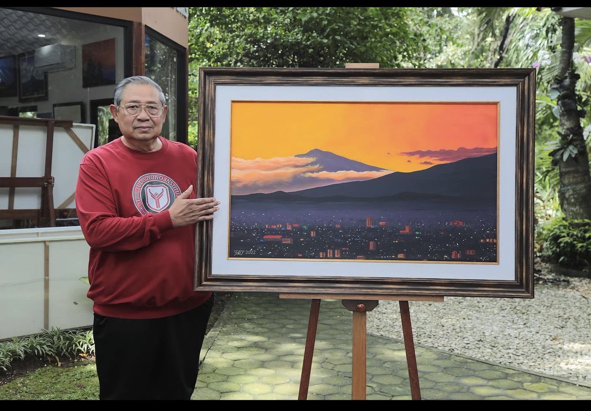 Pak SBY ki apa-apa kok isa ya. Dadi tentara, dadi menteri, nggawe partai, dadi presiden, nggawe lagu, nggawe klub voli, lho nglukis kok ya apik… 

Nek kowe isa apa wae, Luuur?