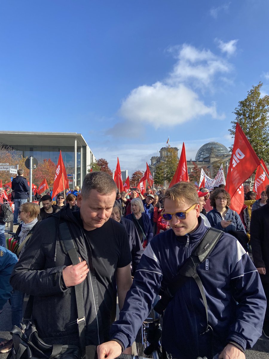 #SolidarischerHerbst: Tausende heute auf der Straße in Berlin und anderen Städten - solidarisch an der Seite der Ukraine, für sozial gerechte Politik und Klimaschutz! ✊🚩🏳️‍🌈 #Berlin @dielinkeberlin