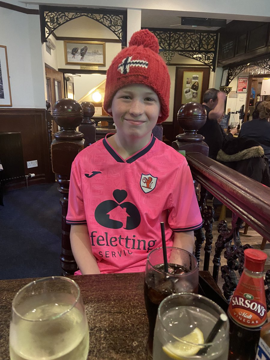 katframe's tweet photo. Away days.. pub lunch then onto see @RaithRovers!! Todays the day we break hoodoo! https://t.co/9LTwkomwWp
