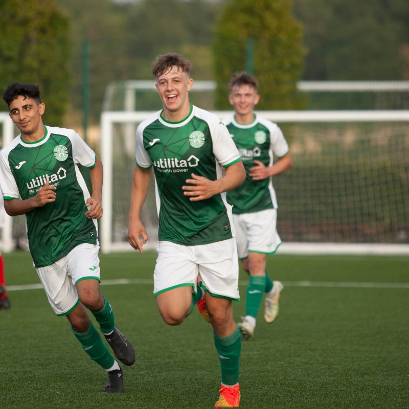 HibernianFC's tweet photo. The wee Hibees booked their place in the Scottish Youth Cup Third Round after a dramatic win over St Mirren. 

Match report 📝 👇