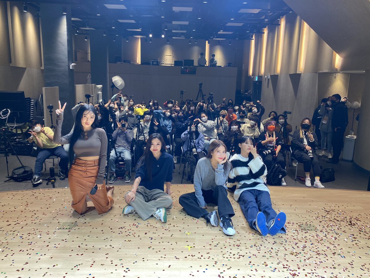 Image for [MAMAMOO] 12th Mini Album [MIC ON] Fan Signing Complete ✔ I'm so proud that I had a good day with Moomoos✨ Will you be with us until the last broadcast tomorrow? MAMAMOO Mumu MIC_ON https://t.co/C8Nfv3qnOv