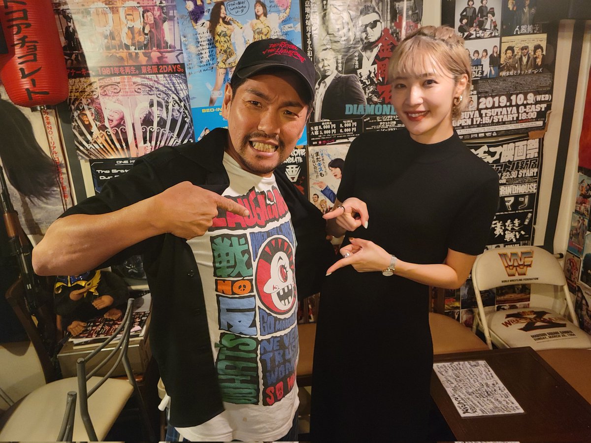 mune41's tweet photo. 信じられない偶然がありました。この美女、父がバンドマンらしく、でもバンド名わからんなんて言ってましたが私のシャツに反応！なんとラフィン・ノーズ、叫ぶ詩人の会のドラムだったHIROKIさんの娘さんでした。ダンスのインストラクターやってるらしく、ミスユニバース出場経験ある美女です！ https://t.co/PgtUuhJSgO
