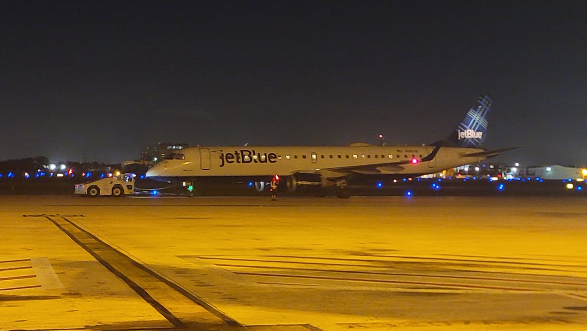 TheHubSports's tweet photo. Team PBI with a GREAT start to the day!! 💯 Fleet Launch. My Team Rocks!! Thank You Team!! #teamb6pbi @JetBlue @HelloJetBlue @YQRamos #jetbluesofly @flyPBI https://t.co/ZwvwjFUvqq