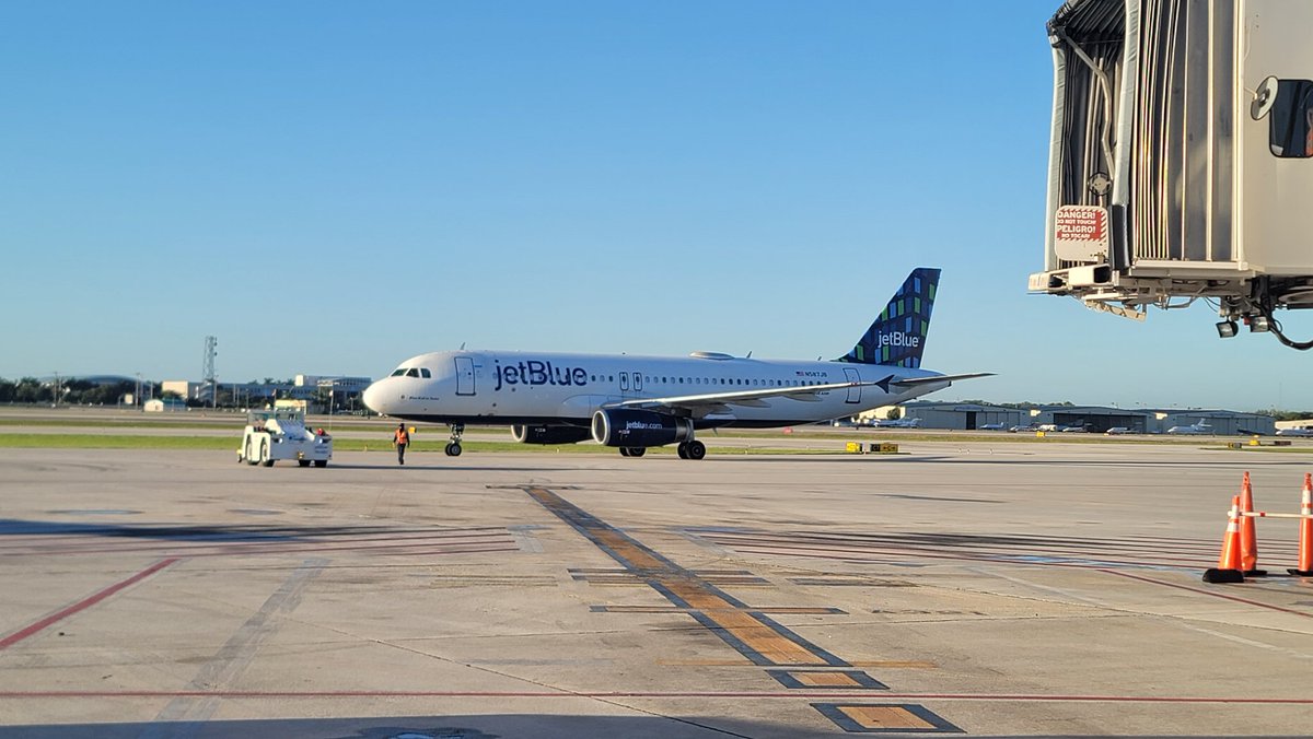 TheHubSports's tweet photo. Team PBI with a GREAT start to the day!! 💯 Fleet Launch. My Team Rocks!! Thank You Team!! #teamb6pbi @JetBlue @HelloJetBlue @YQRamos #jetbluesofly @flyPBI https://t.co/ZwvwjFUvqq