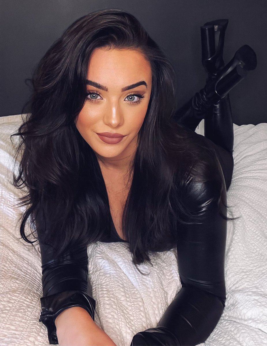 x_aliceowen_x's tweet photo. Cute but dangerous 😈

Findom paypig leather https://t.co/mdZAI5iyV9