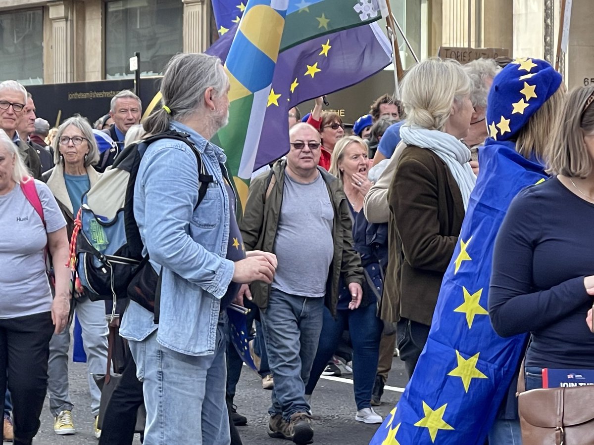 Les anglais manifestent par centaines de milliers à Londres today pour l’EUROPE #bollocks to Brexit #rejoinUE ❤️❤️❤️👏👏👏👏👏