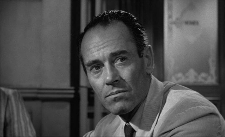 Henry Fonda, 8 numaralı jüri üyesi rolünde.
