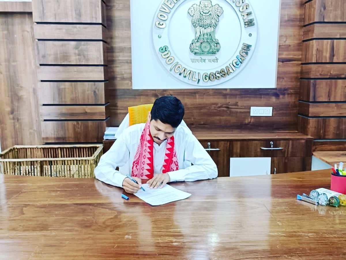 aranyaksaikia's tweet photo. Took charge as Sub-Divisional Officer (Civil), Gossaigaon Sub-Division. To new beginnings! #firstcharge @SDO_CGossaigaon https://t.co/BHIcJii9Vy