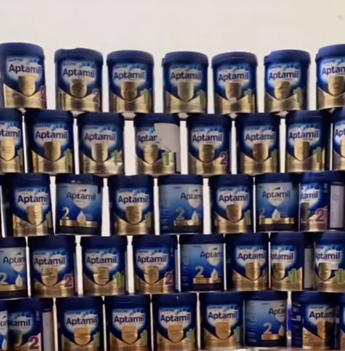 Pai realiza ensaio recordando gastos de 4.500 reais com latas de leite durante 1º ano com filho.
