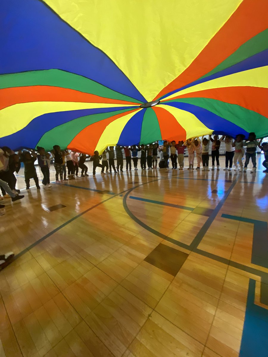 The view from below. Who doesn't love when the coaches bring out the parachute ? #bpinspired <a href="/JEFCOED/">Jefferson County Schools</a>

📷:@coach_purvis
