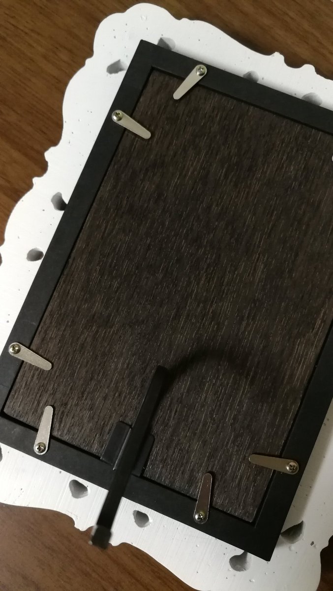 mia_sterisk's tweet photo. 昔の職場から頂いたフォトフレームの裏が劣化して使えない状態だったので、額縁屋さんで修理してもらったら、元々の物より立派になって返ってきました✨凄い💕
さっそく１番似合いそうなアド姉さんを入れたら、エレガントな姉さんになりました😆嬉しい〜🥰

#Atmosphere
#アトモスフィア
#アド姉さん https://t.co/LP2p6noKNa