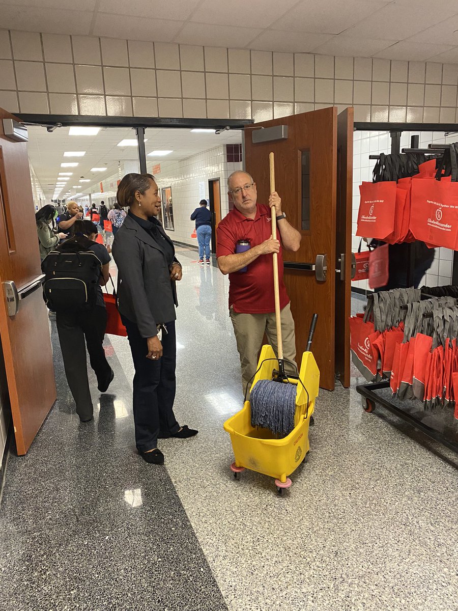 Davis9_AISD's tweet image. It&apos;s all hands on the Spaceship Deck at #TCCA2022!!! #techtrek2022 @AldineDLS #techtrek2022 #TeamTrek @jpbigboy @drgoffney @tdavis_aldine