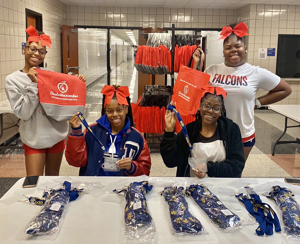 Davis9_AISD's tweet image. It&apos;s all hands on the Spaceship Deck at #TCCA2022!!! #techtrek2022 @AldineDLS #techtrek2022 #TeamTrek @jpbigboy @drgoffney @tdavis_aldine