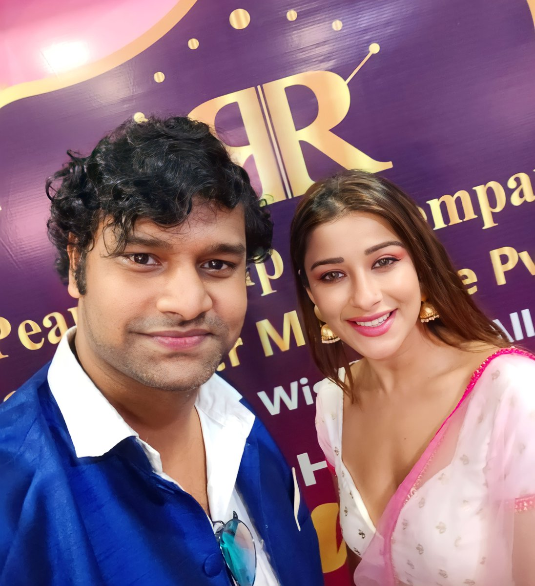 SAMTHEBESTEST_'s tweet photo. With Nyra Banerjee 😍 #nyrabanerjee #pishachini #Actress #helloji #onenightstand https://t.co/jE4Xm9Dkik