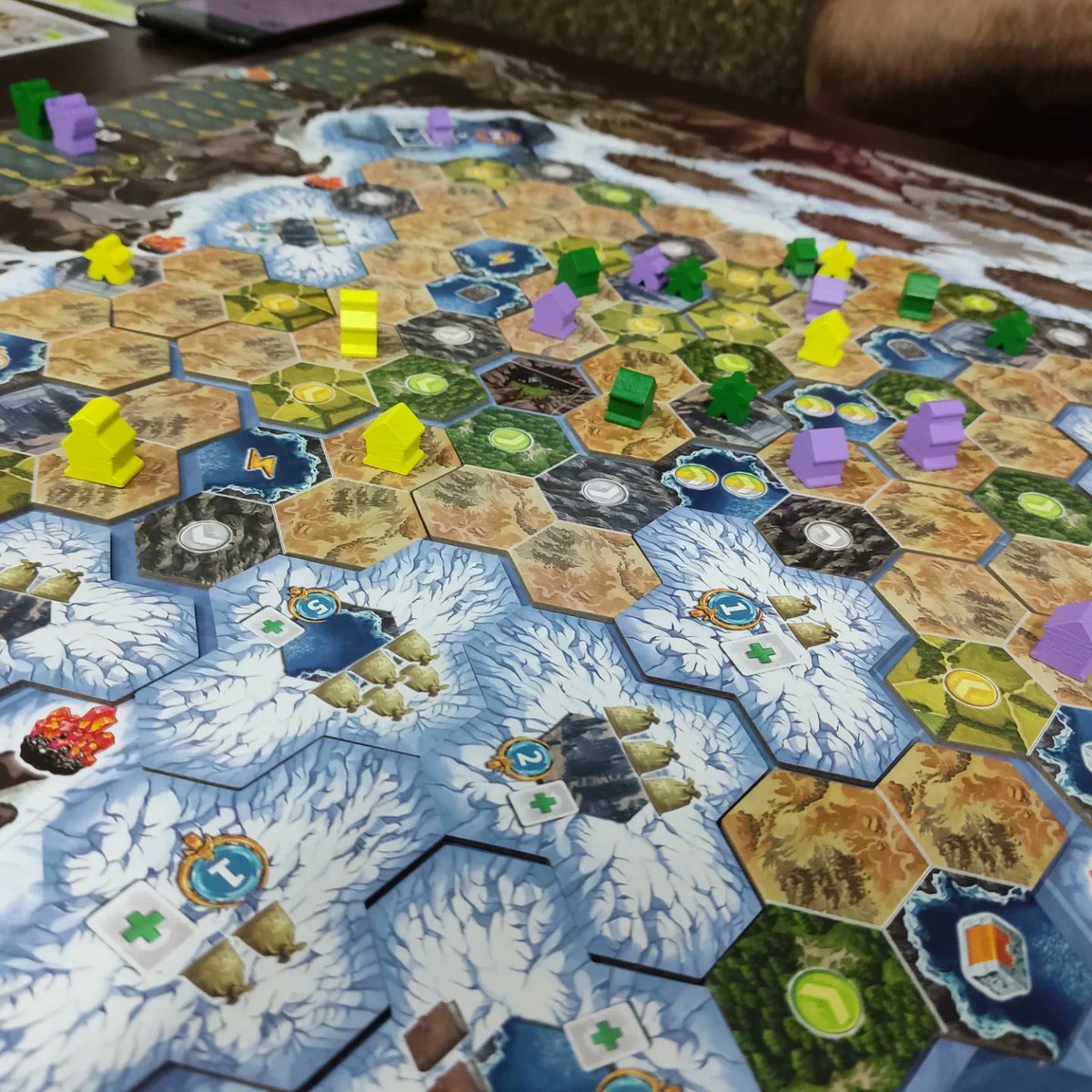 Raxar_'s tweet photo. Primera partida a tres jugadores en @DA2juegos al Revive. Muy buen juego de este #essen22 . Muy combero, con exploración, con poderes asimétricos y un poquito de campaña. Me ha gustado mucho @soyignatius
#juegosdemesa #boardgames #exploracion #losetas #combos https://t.co/4kDwyb5umr