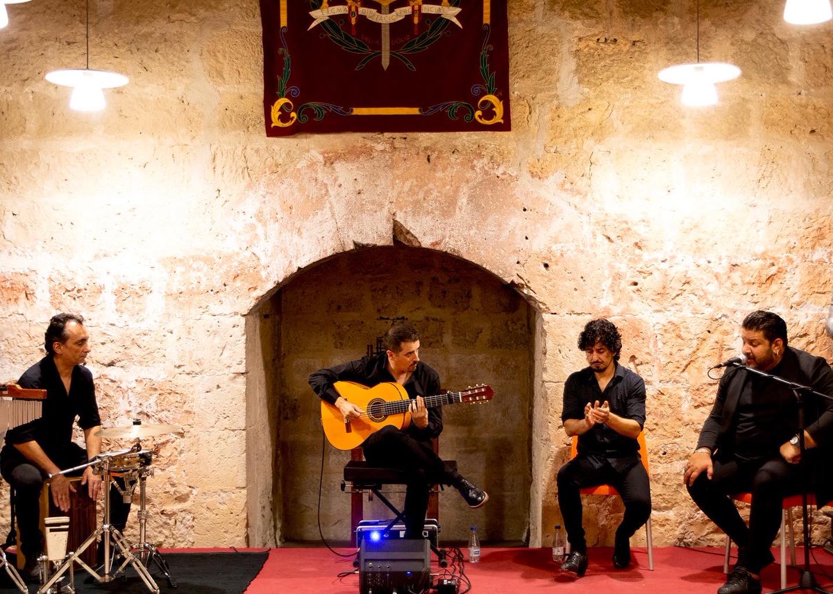 raul_olivar's tweet photo. Ayer en la Cata Flamenca y Concierto en el Museo del Vino. Disfrutamos mucho! GRACIAS
📸 Jose Ignacio Aguado
#cataflamenca #museodelvino #castillodepeñafiel #peñafiel
#flamenco #guitar #quartet https://t.co/xJhEOR9LQb