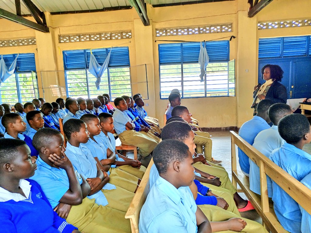 rulindodistrict's tweet photo. None tariki ya 22/10/2022, ku bufatanye na Children Network for Africa (CNA) abanyeshuri ba GS #Binaga mu Murenge wa Mbogo @rulindodistrict bahawe ikiganiro ku kamaro ko kwiga, kurangwa n'ikinyabupfura, inzitizi abana bahura nazo mu myigire yabo n'uburyo bwo kuzisohokamo. https://t.co/CKnJI45a7G