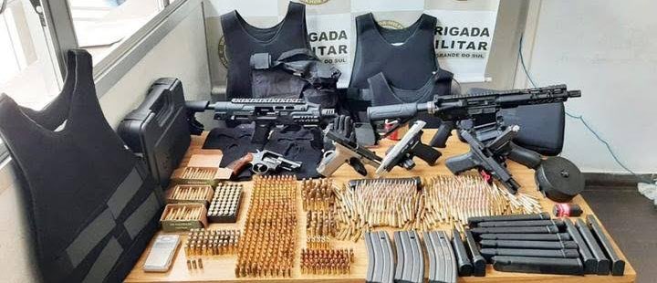choquei's tweet photo. 🚨BRASIL: Traficantes preferem a reeleição de Bolsonaro por facilitar acesso às armas, revela o The Guardian. https://t.co/RP6duaDer7