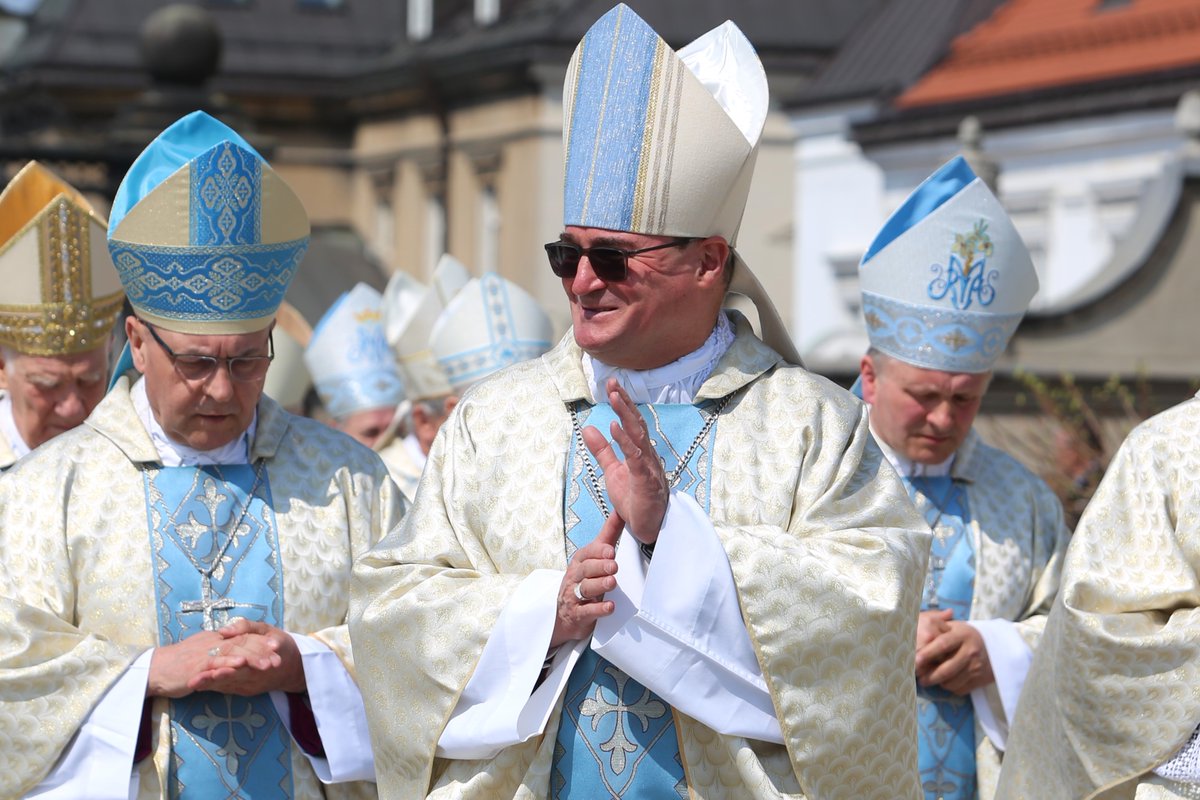Decyzję <a href="/Pontifex_pl/">Papież Leon XIV</a> przyjmuję i rozumiem jako kontynuację tej misji, którą Pan Bóg mi wyznaczył – powiedział bp Szymon Stułkowski po ogłoszeniu nominacji na nowego biskupa w Płocku.

episkopat.pl/bp-szymon-stul…
