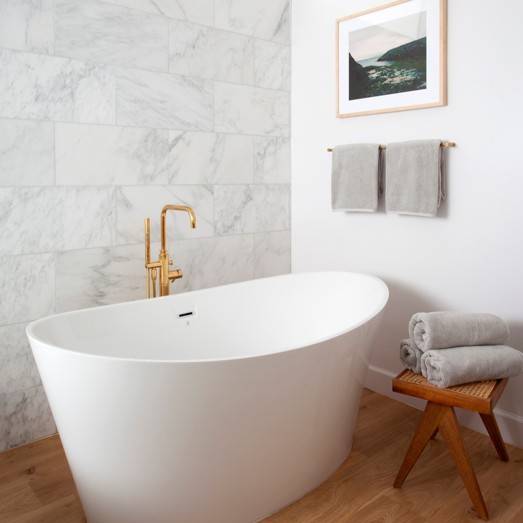 Spa feels. 🛀💆‍♀️ Enjoy your Saturday!
.
.
#jointhebandd #interiorinspo #moderndesign #austindesign #austindesigner #bathtub #bathrooms #tipsfordesign #bathroom #interior #home #decor #interiors #bathroomdesign #interior #shower #bath #renovation #architecture #homedes