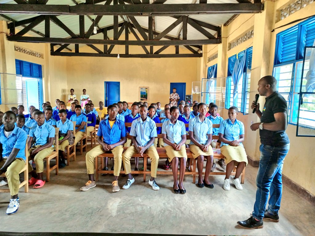 rulindodistrict's tweet photo. None tariki ya 22/10/2022, ku bufatanye na Children Network for Africa (CNA) abanyeshuri ba GS #Binaga mu Murenge wa Mbogo @rulindodistrict bahawe ikiganiro ku kamaro ko kwiga, kurangwa n'ikinyabupfura, inzitizi abana bahura nazo mu myigire yabo n'uburyo bwo kuzisohokamo. https://t.co/CKnJI45a7G