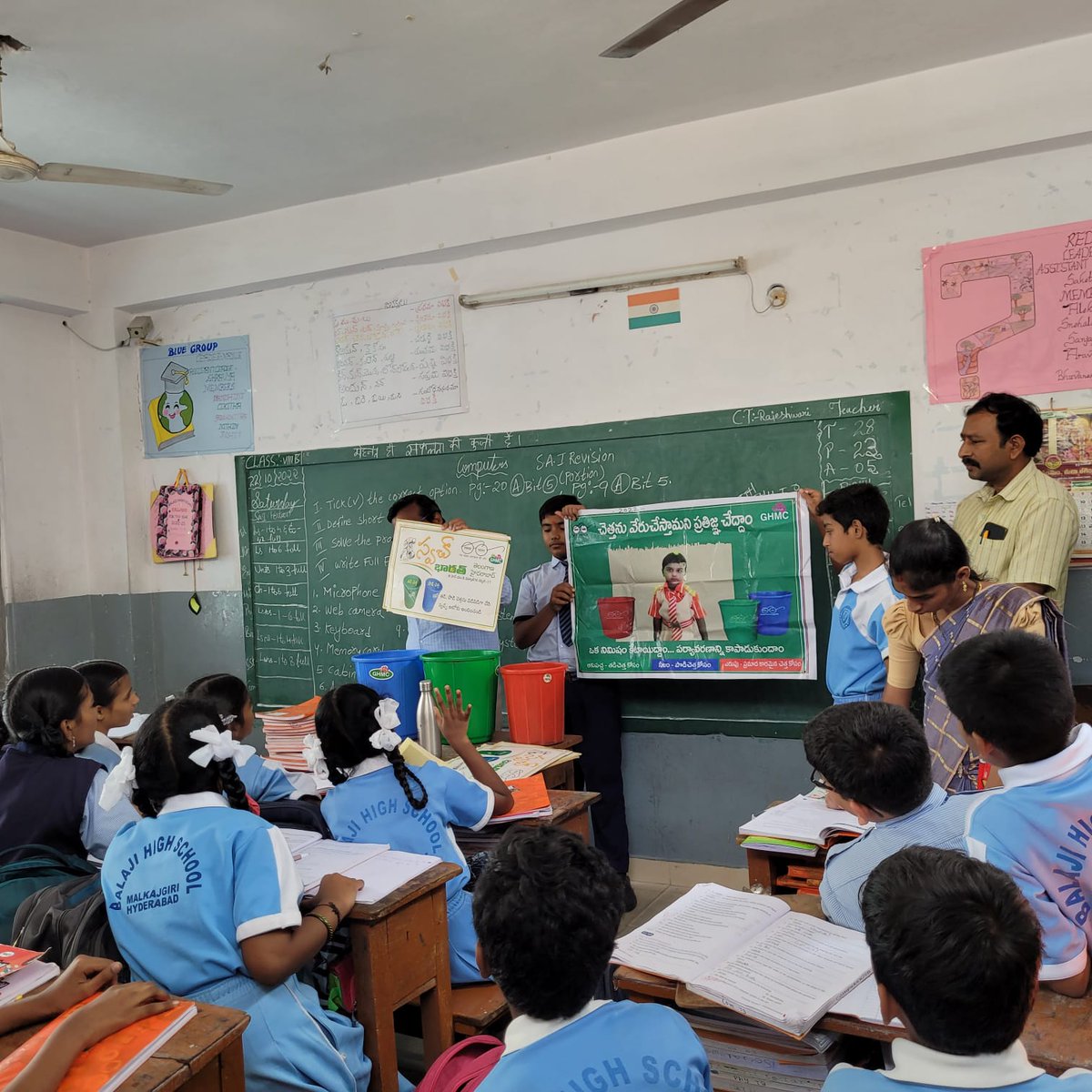 Veena_ES's tweet photo. #SwachhAmritMahotsav
#IndiaVsGarbage
#SwachhthaKaUpahaar
#HaraGeelaSookhaNeela
@MoHUA_India
@HardeepSPuri
@Secretary_MoHUA
Waste segregation awareness at schools by ghmc staff at Malkajgiri Circle-28, Hyderabad https://t.co/wVS2SelnGS
