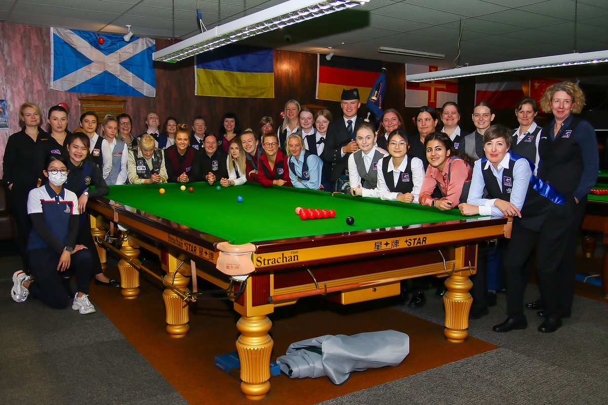 Thank you to @CollargeImages for the fabulous group photos this morning with The Wee Pied Piper 📸 More photos from Colin to follow this evening! #WomensSnooker