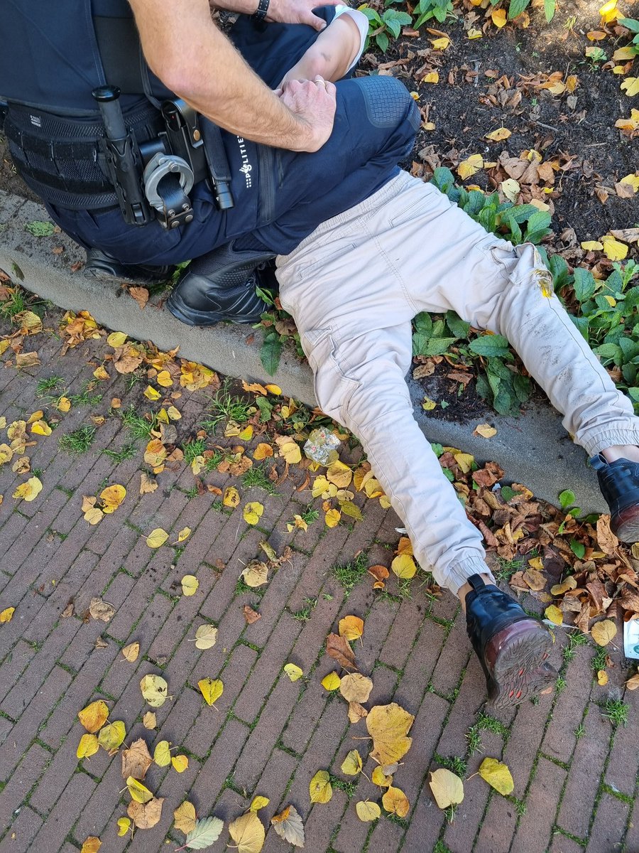 Werd er op de ruiten van het nieuwe politiesteunpunt Vrieseweg geklopt. Bleek dat zojuist een man had getracht twee mannen met geweld van hun scootmobiel te beroven op het #Kromhout. Een getuige kon dit voorkomen. Verdachte was in de buurt en kon door ons aangehouden worden.