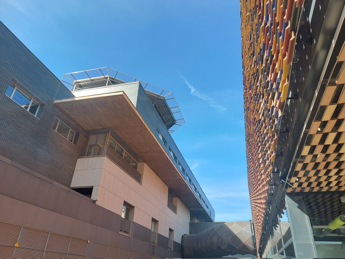 IRSantPau's tweet photo. 🟢 Un edifici sostenible, desmuntable i convertible des d'on investiguem molt a prop teu al #SantPau -  Campus Salut #Barcelona

Visita avui l'#IIBSantPau durant el @48hOpenHouseBcn. Arquitectura, ciència i ciutat al teu abast! 🙌

#ambtufemrecerca 🔬 #OHB22 https://t.co/W2CYP3Pcxe