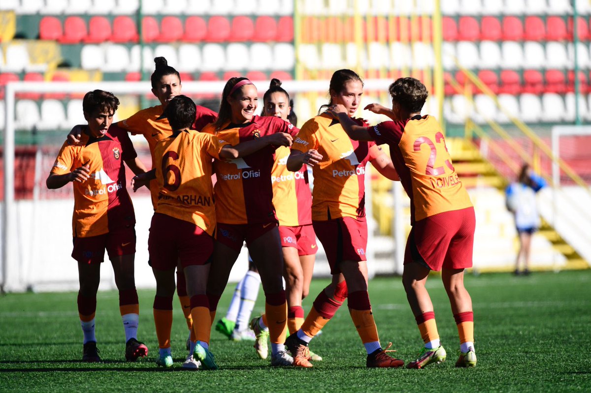 webaslan's tweet photo. 📸Milica’nın golü sonrası bizim takım👏 https://t.co/2P3Qc0s8mj