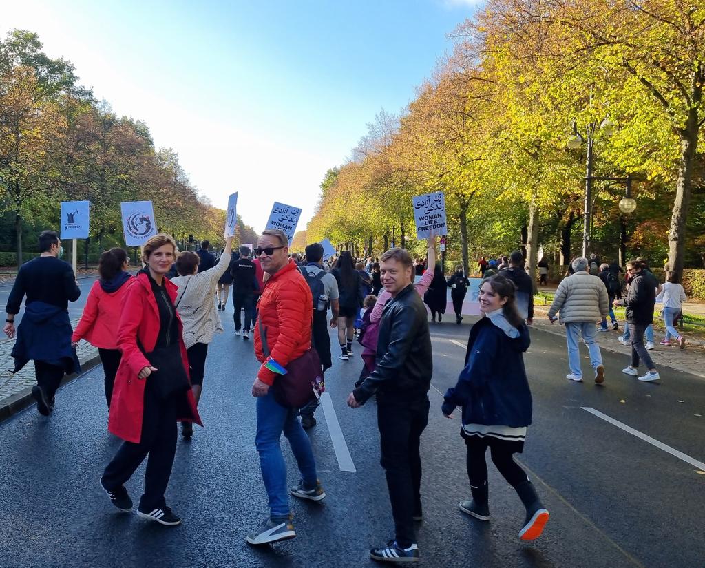 Ein Samstag, 2 Demos. Auf dem Weg zur Siegessäule, wo gleich #JusticeforIran, #WomanLifeFreedom beginnt. @schatzbln @schirdewan @SeeroiberJenny @LinksfraktionB @dielinkeberlin