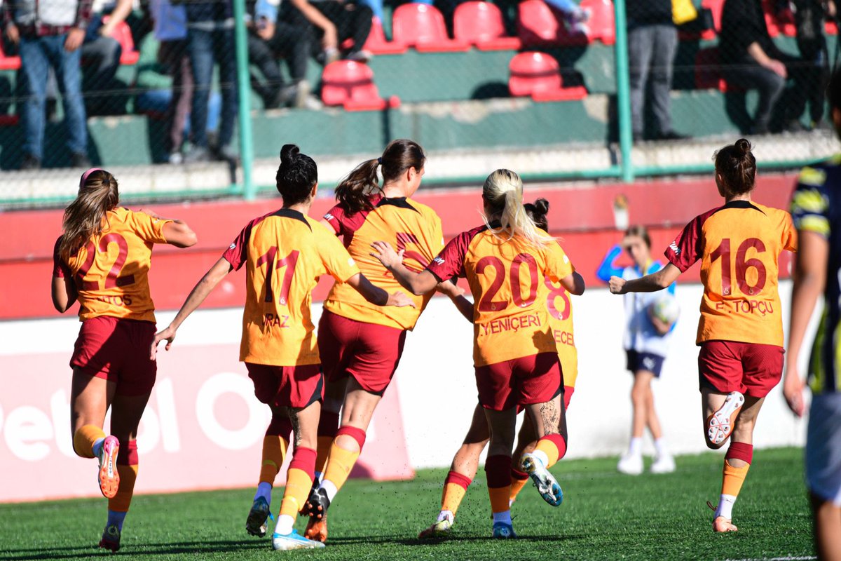 webaslan's tweet photo. 📸Milica’nın golü sonrası bizim takım👏 https://t.co/2P3Qc0s8mj