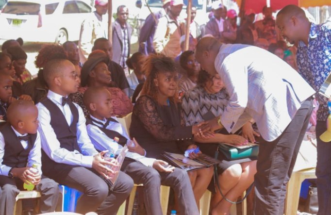 TaitumuJulius's tweet photo. 2/2
His immense contributions to the society will be missed,May his soul rest in eternal peace.
Joined Nkunga family &amp; friends,Our County Commissioner Mr. Ndunga,DCC Kirinyaga,Hon Fred &amp; other leaders during burial of lt Peter Muturia at Mwerongundu Pry Sch grounds,Antuambui Ward https://t.co/3h4svNablu
