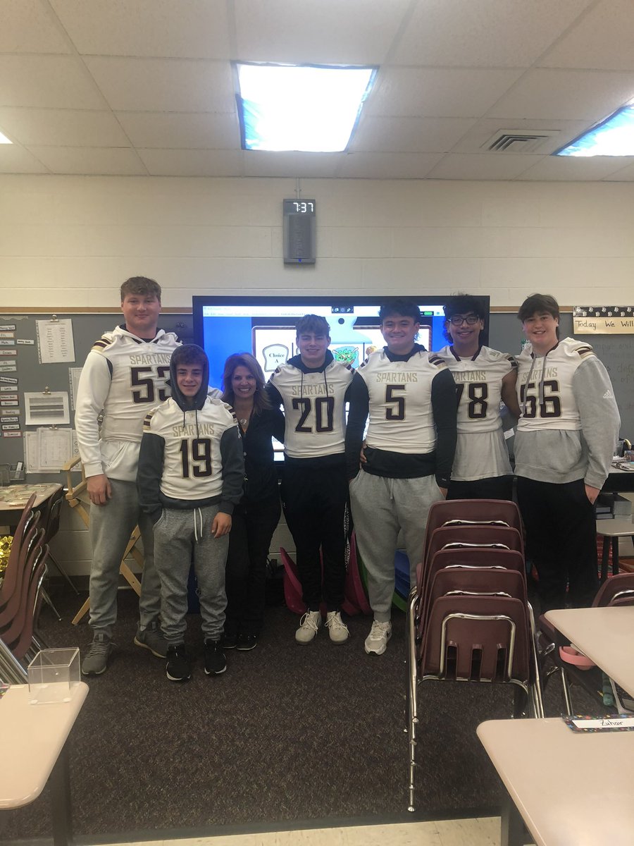 Had a great time yesterday going back to Dominion Trail Elementary to help work with the kids! Thank you Mrs. Lindenfeldar and Dominion Trail for setting this all up! <a href="/BroadRunFB/">Broad Run Football</a> @CoachCurtis88 <a href="/DTESLindy/">Gina Lindendeldar</a> <a href="/Alex_Birchmeier/">Alex Birchmeier</a> <a href="/Logancrouch_56/">Logan Crouch</a> <a href="/_eliaslemus/">Elias Lemus</a> <a href="/Gavin8Sidhu/">Gavin Sidhu</a> <a href="/ml1ndy20/">Mitch Lindenfeldar</a>