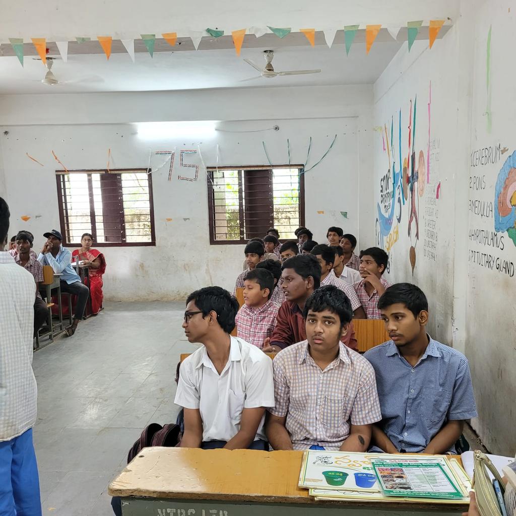 Veena_ES's tweet photo. #SwachhAmritMahotsav
#IndiaVsGarbage
#SwachhthaKaUpahaar
@MoHUA_India
@HardeepSPuri
@Secretary_MoHUA
@RoopaMishra77
@SwachhBharatGov
@mygovindia
@Cdmatelangana
@ASCIMEDIA
Waste segregation awareness at schools by ghmc staff at Malkajgiri Circle-28, Hyderabad https://t.co/cxPSS0FSpJ