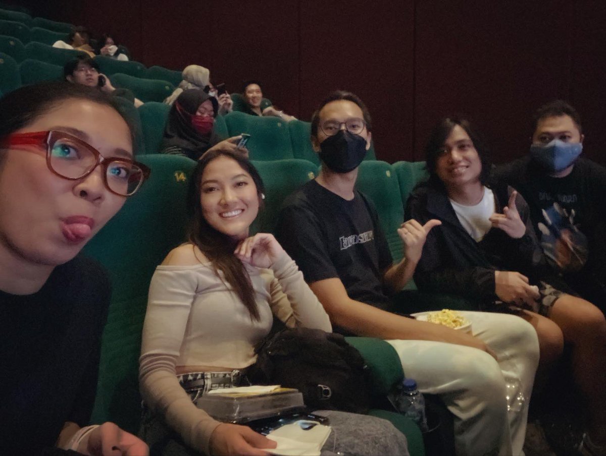 geraldhiras's tweet photo. Percis BARUSAN selesai manggung di Jogja, dengan salah satu crowd TERSERU 2022, TERIMA KASIH, plus jam-nya SELESAI CEPET a.k.a PULANG CEPET.

10 tahun ngeband BARENG baru sekali ini nonton di BIOSKOP luar KOTA selese manggung.

Bang RIBS tetep nonton Concert hahaha.

@BARASUARA https://t.co/p1jv97x6mB