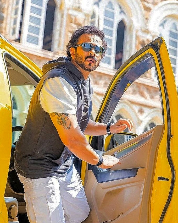 TeamShetty's tweet photo. What a weekend treat 😍 Stunning handsome and so hot all in one!!!! 

Wow!!! Just wow! 

#RohitShetty #itsrohitshetty #RohitShettyFans #RohitShettyFC #TeamShetty https://t.co/frPER4i6x1