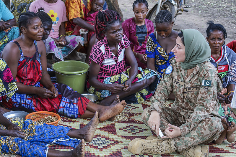 #PhotoOfTheDay | Kaga-Bandoro (Central 🇨🇫), 17/10/22: A #Pakistani 🇵🇰 peacekeeper discussing w/ a group of women on the creation of small &amp; medium-sized businesses and strategies for diversifying sources of income. This was on the occasion of the #endpoverty   Day.