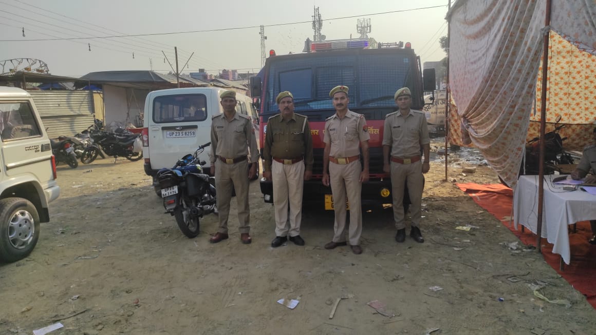 CfoAmroha's tweet photo. @News1IndiaTweet @amrohapolice @Uppolice Pics of duty personnel and checking of license of seller's by me CFO amroha at j s Hindu College Amroha. https://t.co/SQbN2O5hdW